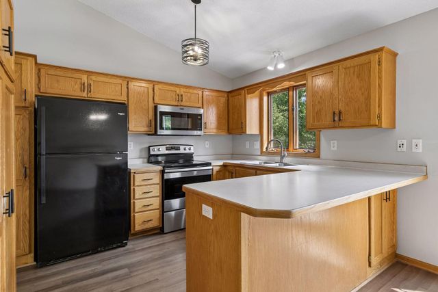 6111 45th Street N, Oakdale, MN 55128