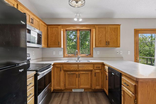 6111 45th Street N, Oakdale, MN 55128