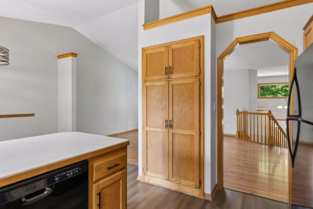 6111 45th Street N, Oakdale, MN 55128