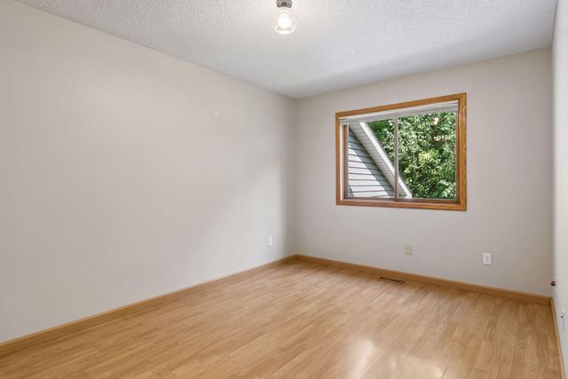 6111 45th Street N, Oakdale, MN 55128