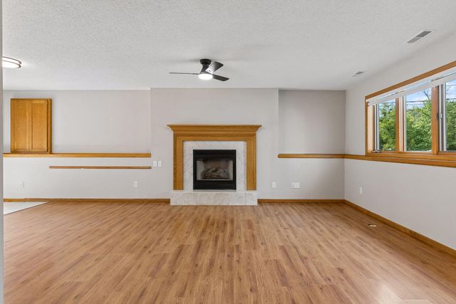 6111 45th Street N, Oakdale, MN 55128