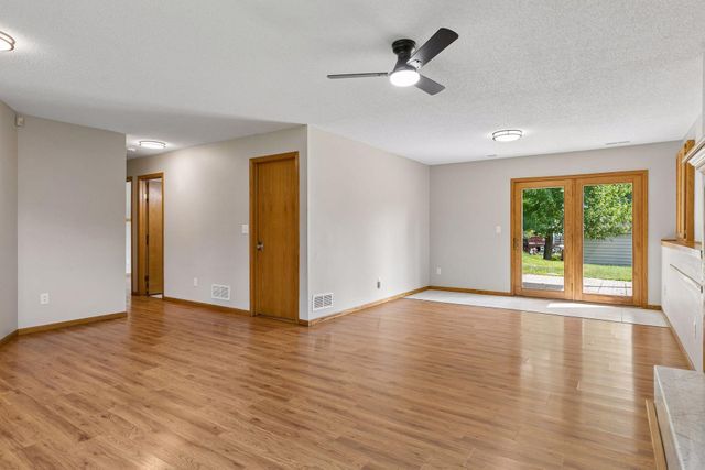 6111 45th Street N, Oakdale, MN 55128