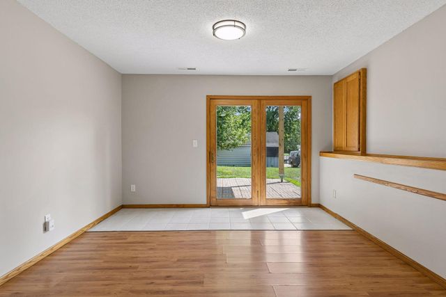 6111 45th Street N, Oakdale, MN 55128