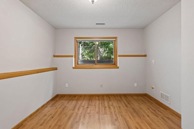 6111 45th Street N, Oakdale, MN 55128