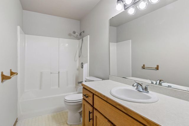 6111 45th Street N, Oakdale, MN 55128