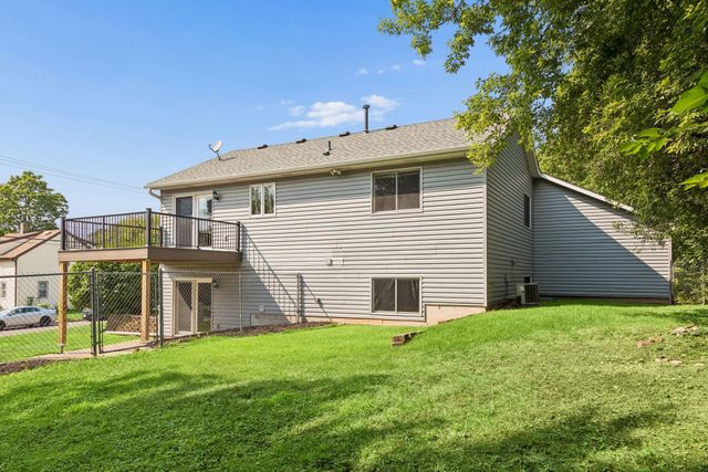 6111 45th Street N, Oakdale, MN 55128