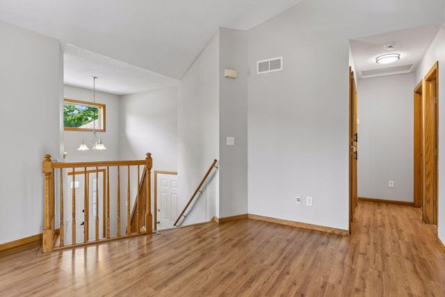 6111 45th Street N, Oakdale, MN 55128