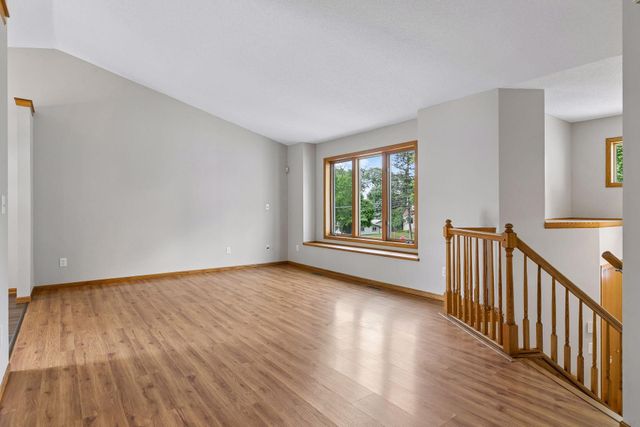 6111 45th Street N, Oakdale, MN 55128