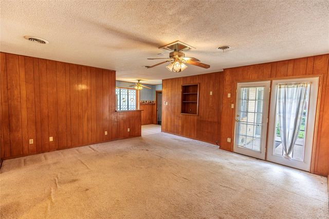 1092 South Holland Street, Bellville, TX 77418