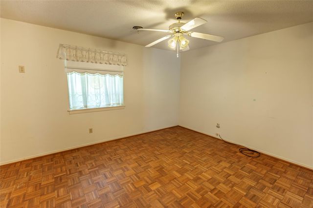 1092 South Holland Street, Bellville, TX 77418