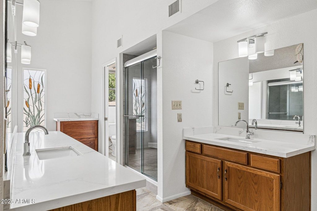 Image 15 of property listing at 12802 S 40TH Place, Phoenix, AZ 85044