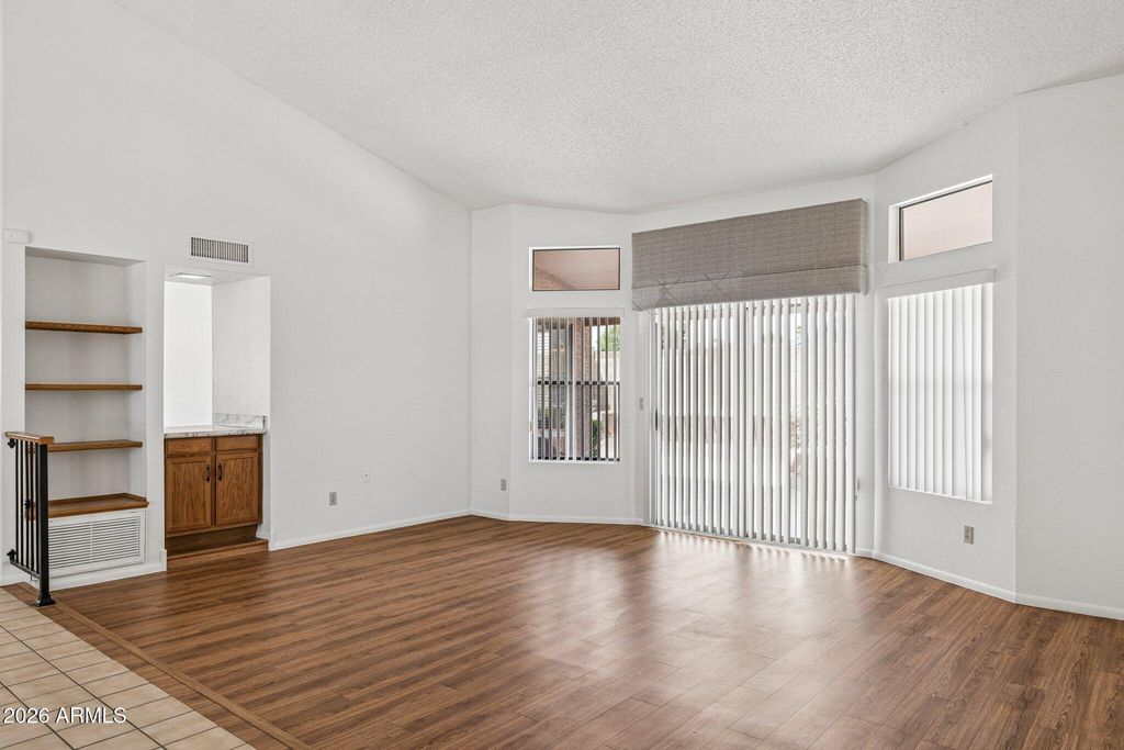 Image 3 of property listing at 12802 S 40TH Place, Phoenix, AZ 85044