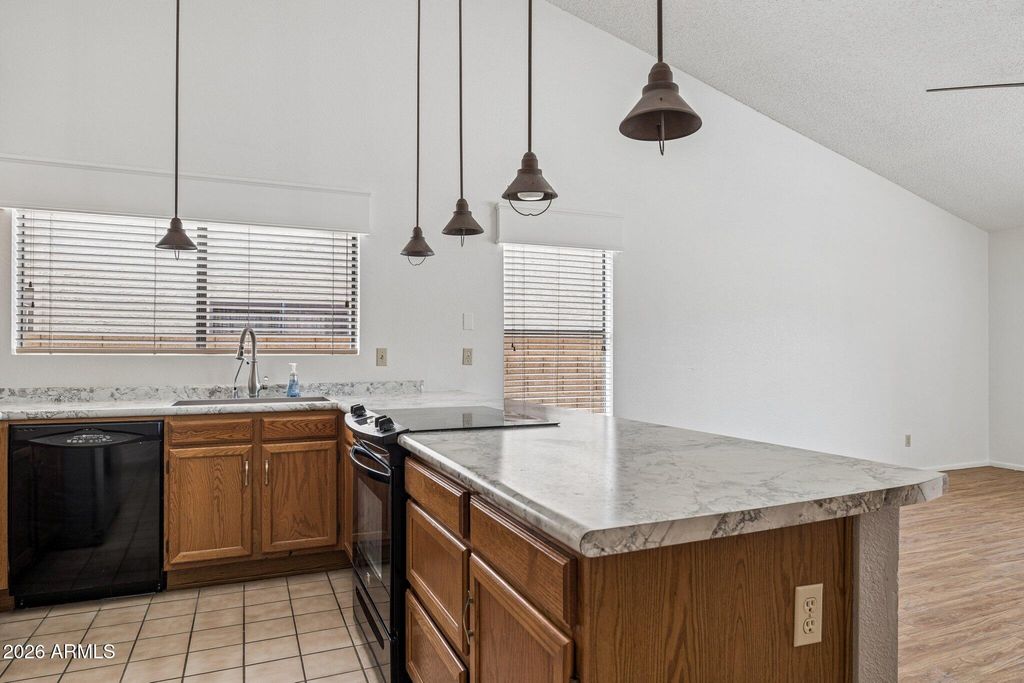 Image 7 of property listing at 12802 S 40TH Place, Phoenix, AZ 85044