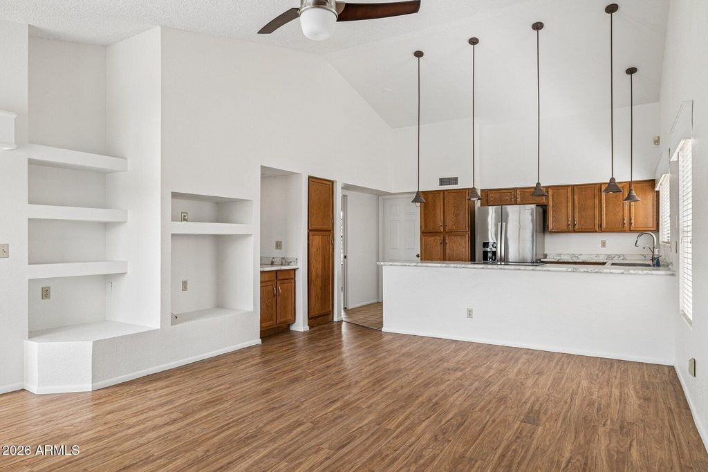 Image 8 of property listing at 12802 S 40TH Place, Phoenix, AZ 85044