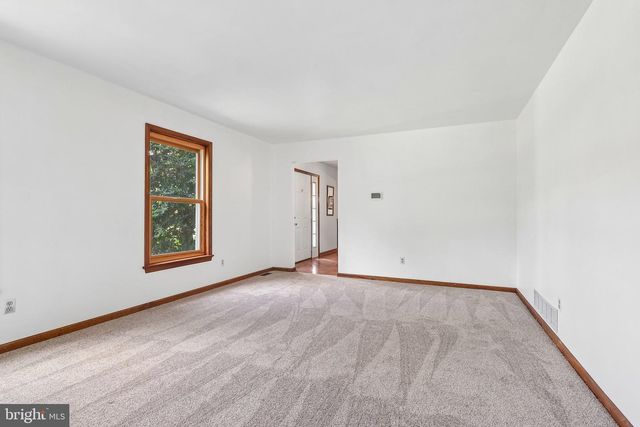 8 LONG DR, Downingtown, PA 19335