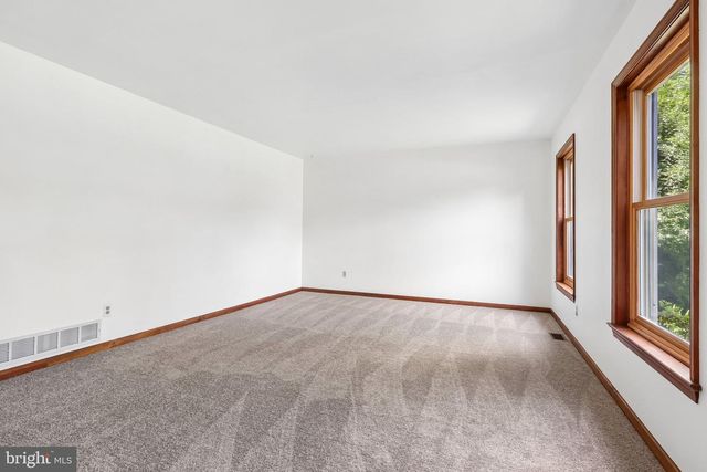 8 LONG DR, Downingtown, PA 19335