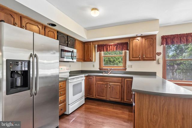 8 LONG DR, Downingtown, PA 19335