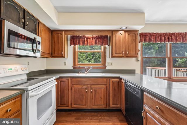 8 LONG DR, Downingtown, PA 19335