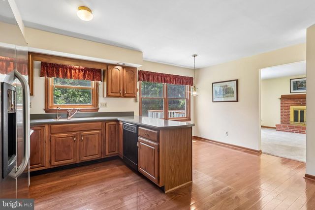 8 LONG DR, Downingtown, PA 19335