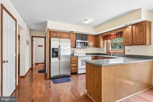 8 LONG DR, Downingtown, PA 19335