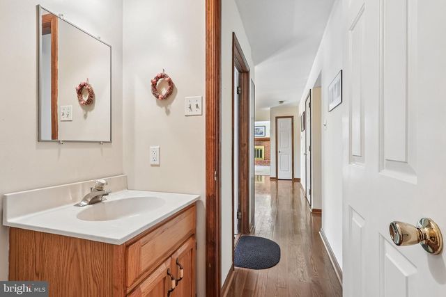 8 LONG DR, Downingtown, PA 19335