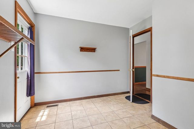 8 LONG DR, Downingtown, PA 19335