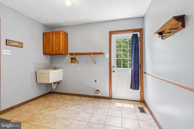 8 LONG DR, Downingtown, PA 19335