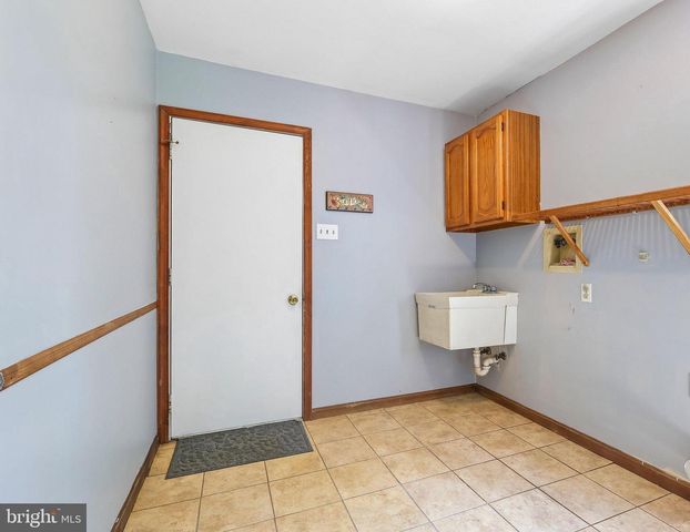 8 LONG DR, Downingtown, PA 19335