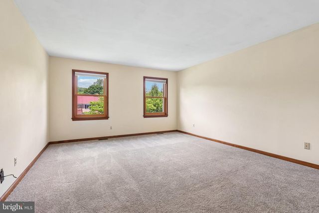 8 LONG DR, Downingtown, PA 19335