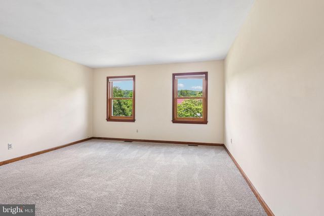 8 LONG DR, Downingtown, PA 19335