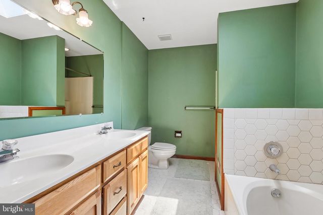 8 LONG DR, Downingtown, PA 19335