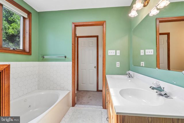 8 LONG DR, Downingtown, PA 19335
