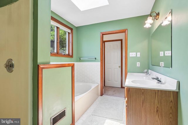 8 LONG DR, Downingtown, PA 19335
