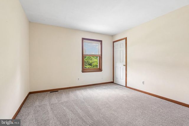 8 LONG DR, Downingtown, PA 19335