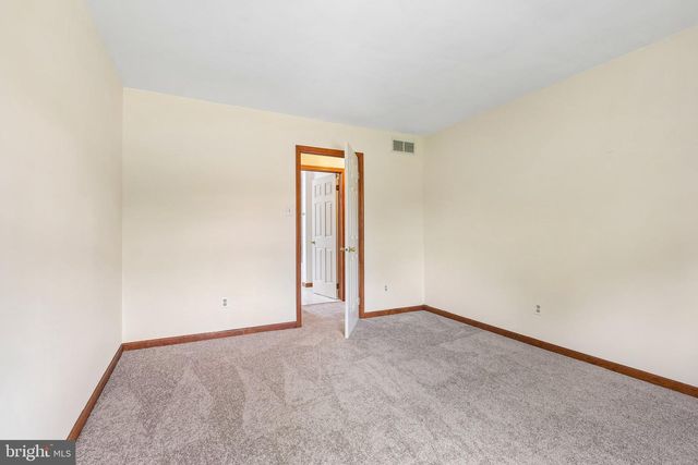 8 LONG DR, Downingtown, PA 19335