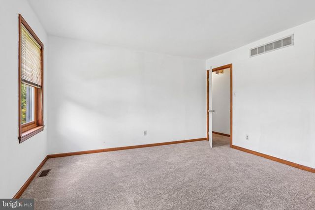 8 LONG DR, Downingtown, PA 19335