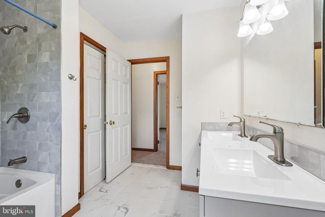 8 LONG DR, Downingtown, PA 19335