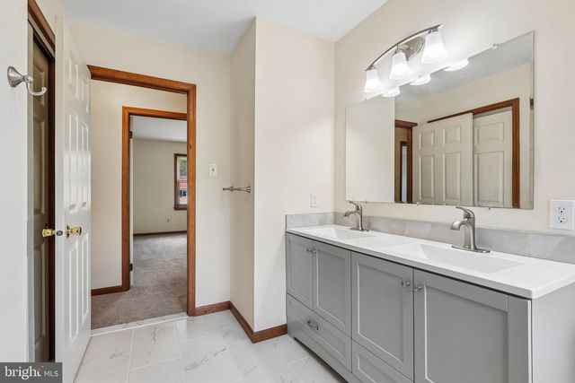 8 LONG DR, Downingtown, PA 19335