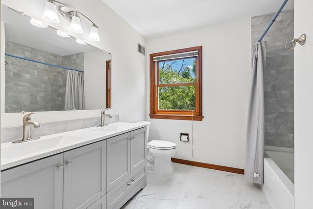 8 LONG DR, Downingtown, PA 19335