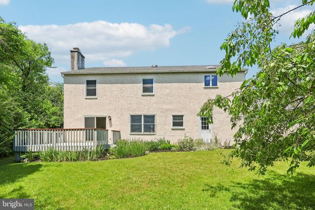 8 LONG DR, Downingtown, PA 19335