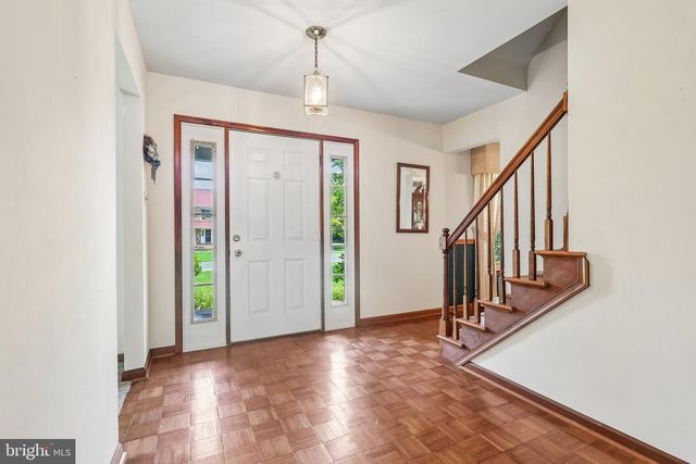 8 LONG DR, Downingtown, PA 19335