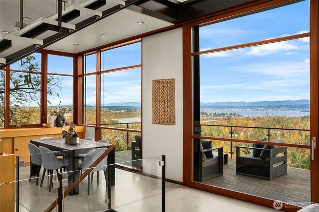 1527 E Howe Street, Seattle, WA 98112