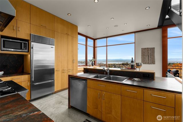 1527 E Howe Street, Seattle, WA 98112