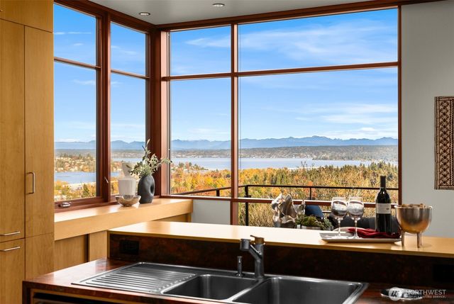 1527 E Howe Street, Seattle, WA 98112