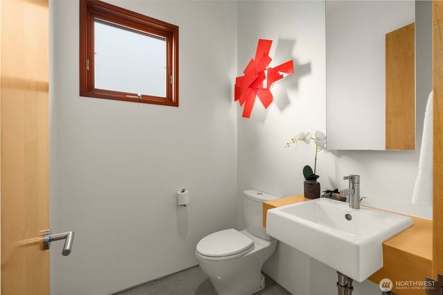 1527 E Howe Street, Seattle, WA 98112