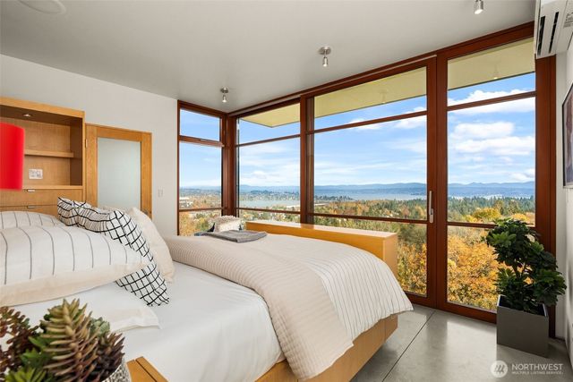 1527 E Howe Street, Seattle, WA 98112