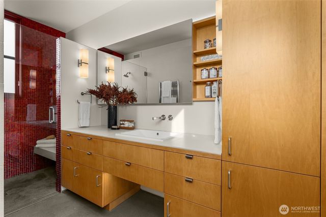 1527 E Howe Street, Seattle, WA 98112