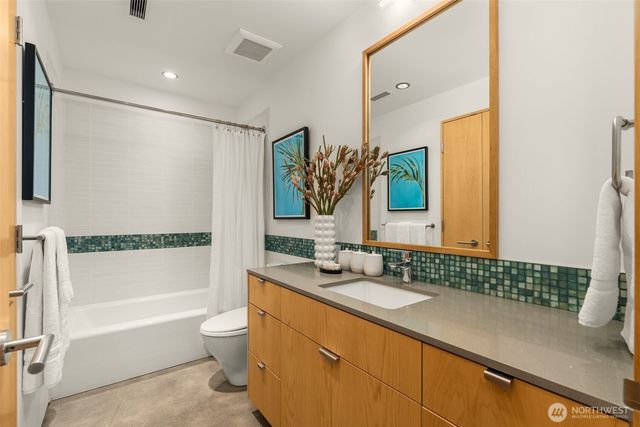 1527 E Howe Street, Seattle, WA 98112