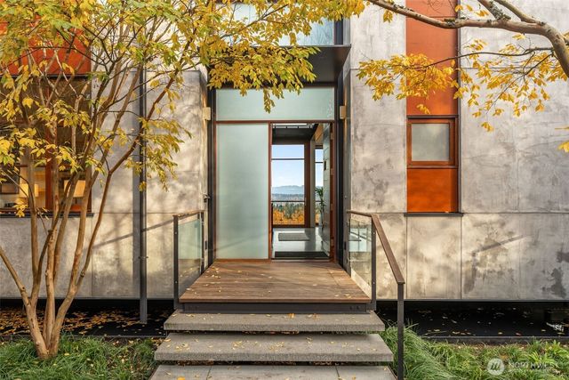 1527 E Howe Street, Seattle, WA 98112