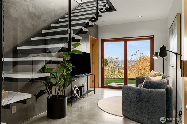 1527 E Howe Street, Seattle, WA 98112